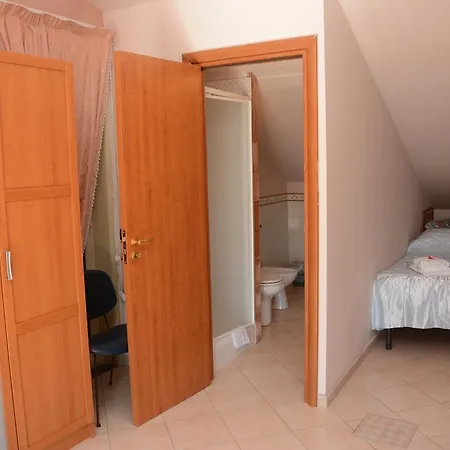 לינה וארוחת בוקר San Leonardo 3*